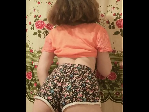 ❤️ Una ghjovana sexy si spoglia i pantaloncini davanti à a camera ☑ Video sessu à co.naughtyhentai.ru