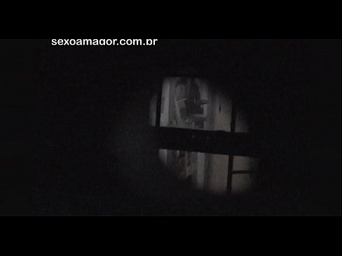 ❤️ Blondie hè videoregistrata in segretu da un voyeur di u quartieru nascostu daretu à i mattoni cavi ☑ Video sessu à co.naughtyhentai.ru