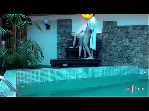 ❤️ Boss invita a cameriera à a piscina, ma ùn pudia resiste à un caldu ☑ Video sessu à co.naughtyhentai.ru